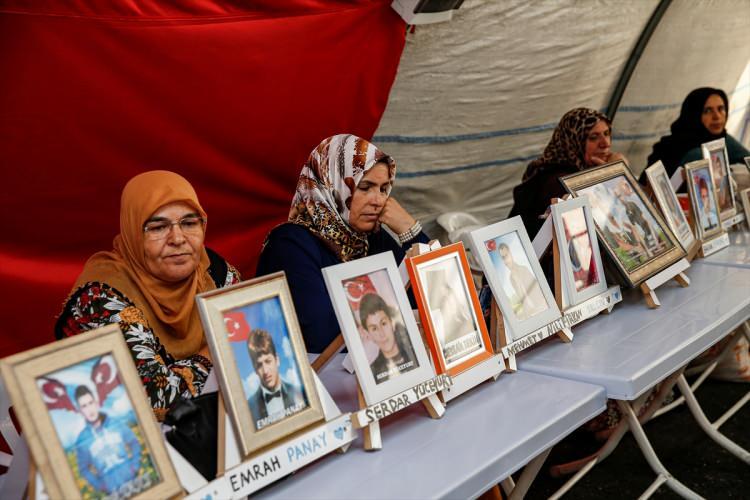 <p><strong>ACILAR AYNI, HİKAYELER FARKLI</strong></p>
<p> </p>
<p>Bekleyişini sürdüren annelerden İmmihan Nilifırka, AA muhabirine, çocukların anne ve babalarından kopartılarak dağa götürüldüğünü söyledi.<br />
Kimsenin evlatlarını ellerinden almaya hakkının olmadığını belirten Nilifırka, büyük zorluklarla büyüttükleri evlatlarına kavuşmayı temenni ettiklerini kaydetti.<br />
"HDP ve PKK'nın bunu bize yaşatmaya hakkı yok. 81 ile çağrım; gelip bize destek olup sesimize ses olsunlar." diyen Nilifırka aynı acıları başka ailelerin yaşamaması için bu eylemin önemli olduğunu vurguladı.</p>
