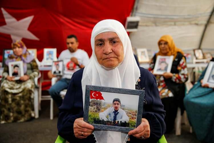 <p><strong>3 EYLÜL'DE HERKSETEN DESTEK BEKLİYORUZ</strong></p>
<p> </p>
<p>Şanlıurfa'nın Ceylanpınar ilçesinden 6 yıl önce 15 yaşında dağa kaçırılan oğlu İsa için oturma eylemi yapan anne Zeliha Eslek de oğlundan bugüne kadar hiç haber alamadığını belirtti.</p>