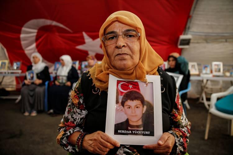 <p>Tüm anne ve babaların acılarının bir olduğunu dile getiren Eslek, yaşadıkları tüm zorluğa rağmen evlat nöbetini sürdürmekte kararlı olduklarını aktardı.</p>
<p>Eslek, en kısa zamanda çocuklarına kavuşmayı umut ettiklerini ifade ederek şunları söyledi:</p>
<p>"4'üncü yılımıza giriyoruz. Anne ve babalar, hepimiz burada oturuyoruz, içimiz kan ağlıyor. Ne bayramımız ne gündüzümüz ne de gecemiz var. İnşallah çocuklarımızın hepsi döner. 3 Eylül'de herkesten destek istiyoruz, herkesi buraya bekliyoruz. Tüm Türkiye'ye sesleniyorum; herkes gelip bize destek olsun."</p>
<p>Eslek, oğluna güvenlik güçlerine teslim olması çağrısında bulundu.</p>