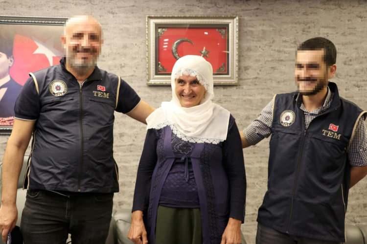 <p>Diyarbakır'da anne Hacire Akar'ın HDP'lilerce dağa kaçırıldığını iddia ettiği oğlu Mehmet Akar (21) için dört gündür HDP İl Başkanlığı önündeki mücadelesi sonuç verdi.</p>