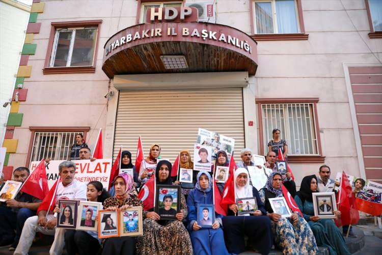 <p>HEP BİRLİKTE PKK'YA VE ONA DESTEK VERENLERE DUR DİYELİM</p>
<p> </p>
<p>Baba Süleyman Aydın, oturma eyleminde onlarca anne ve babayı bir araya getiren sebebin sadece evlat acısı olduğunu belirterek, evlatları için sonuna kadar mücadele edeceklerini söyledi.</p>