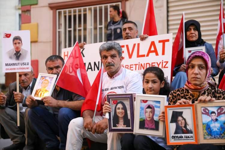<p>Aydın, zaman zaman tehdit edildiklerini, susturulmak istendiklerini ifade ederek, her şeye rağmen bu mücadeleden vazgeçmediklerini anlattı.<br />
Oğluna seslenen Aydın, "Oğlum, gelin güvenlik güçlerine teslim olun. 3 yıldır bu çadırda mücadelemize devam ediyoruz. Türkiye'nin dört bir yanından bize destek verildi. Sonuna kadar HDP'nin kapısından kalkmayacağız." diye konuştu.</p>