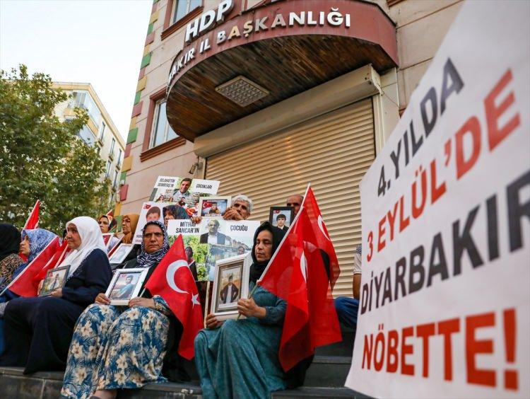 <p>4. YILIMIZDA İNŞALLAH ÇOCUKLARIMIZA KAVUŞACAĞIZ</p>
<p> </p>
<p>Baba Abdullah Demir de yaz kış, salgın demeden evlatları için mücadele ettiklerini belirtti.<br />
Tüm Türkiye'den bu haklı mücadeleleri için destek beklediklerini dile getiren Demir, çocuklarına kavuşmak istediklerini söyledi.<br />
Demir, oğluna "teslim ol" çağrısı yaparak, "37 evladımız geldi, devletimiz anne ve babalarına teslim etti. Oğlum dön, seni bekliyoruz. 4'üncü yılımızda inşallah çocuklarımıza kavuşacağız. Dağdaki tüm çocuklara sesleniyorum, kaçın gelin, adalete teslim olun." ifadelerini kullandı.</p>