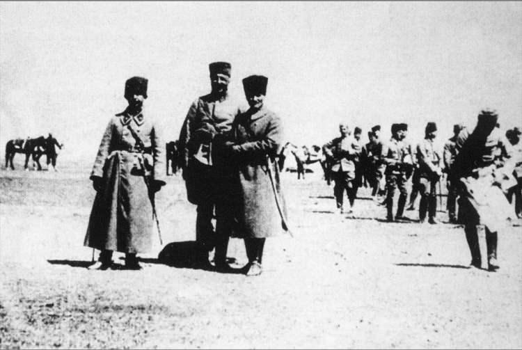 <p> Mustafa Kemal Atatürk, 1 Nisan 1922'de Konya Ilgın'da denetim yaparken. </p>