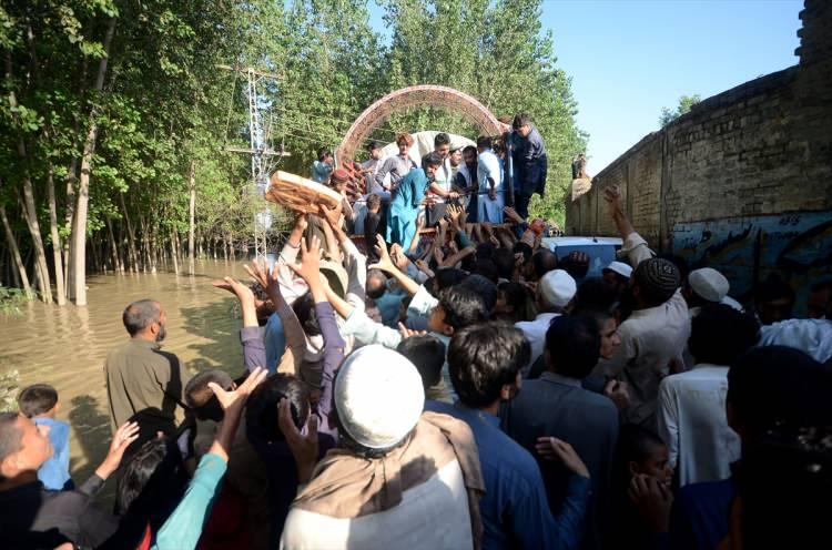 <p>Pakistan'da 14 Haziran'dan bu yana etkili olan muson yağmurları sebebiyle ölenlerin sayısı 1061'e yükseldi.</p>
<p> </p>