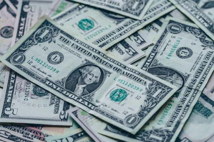 <p>Güneydoğu Asya'nın en büyük ekonomileri, dolardan kaçarak birbirlerine doğrudan ödeme yapıyor. Malezya ve Singapur, Çin ile benzer düzenlemeler yapan ülkeler arasında. Asya'dan Orta Doğu'ya kadar merkez bankaları, dolara olan bağımlılığı azaltmak için ikili para takas hatları kuruyor.</p>