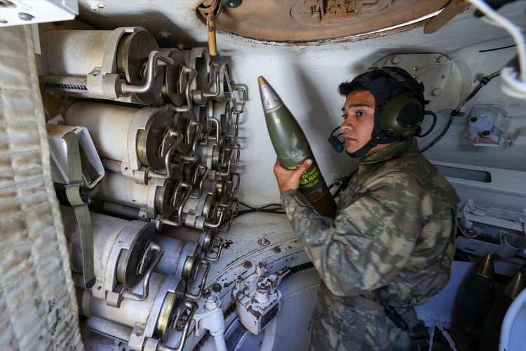 <p>Askerler, ayrıca üs bölgesindeki fırında ekmek pişirip yemek hazırlıyor, yumurtalarından yararlandıkları tavuk besliyor.</p>

<p> </p>
