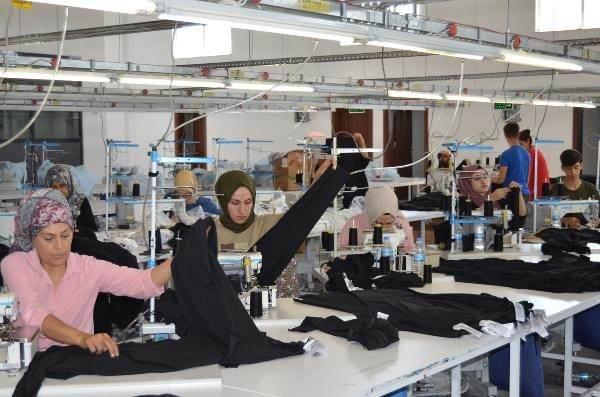 <p>Bitlis’in Adilcevaz ilçesinde, atıl durumdaki sosyal hizmetler merkezine ait spor sahası, tekstil atölyesine dönüştürüldü. Hayata geçirilen proje kapsamında atölyede ilk etapta 125 kişi istihdam edildi.</p>

<p> </p>
