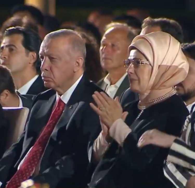 <p><span style="color:#B22222"><strong>Sohbet edemedik tabii ki, büyük bir organizasyondu. Telaş çoktu. Ancak, kendilerinin konser öncesinde ve sonrasında bana geçen saygı ve sevgisini hissettim. Önemli olan da buydu"</strong></span><span style="color:#000000"><strong> sözleriyle aktardı.</strong></span></p>