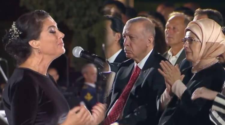 <p><span style="color:#B22222"><strong>30 Ağustos Zafer Bayramı etkinlikleri kapsamında Külliye'de düzenlenen programda sahne alan sanatçı Gülay, Hey On Beşli ve Çanakkale Türküsü'yle herkesi mest etti. Sanatçı, Cumhurbaşkanı Erdoğan'ın ve eşi Emine Erdoğan'ın gözyaşlarını tutamadığı geceye dair duygularını paylaştı. İşte tüm detaylar...</strong></span></p>

