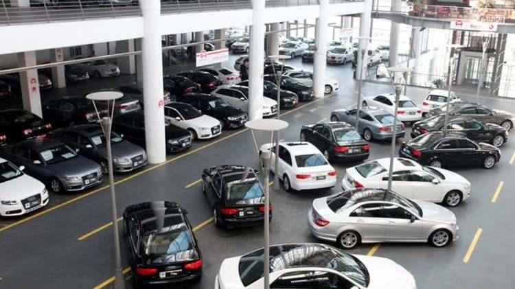 <p>Yine piyasanın en çok tercih edilen ve sıraya yazılan araçlarından Skoda Scala 1.0 TSI Comfort Benzinli Otomatik aracın sıfır model bayi satış fiyatı 619 bin 900 lira iken, bu aracın internet satış fiyatı ise 630 bin liraya kadar düştü.</p>
