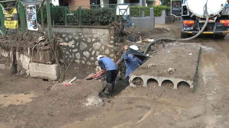 <p>“Kaymakamımız konutlarla ilgili çalışmaya başladı. Şehrin bir kapasitesi var. Kapasitenin üstünde iş yaparsanız, 40-50 yıllık hataların, sıkıntıların sonuçlarıdır” diyen Aktaş, “Bodrum kat olması gereken bir yer, ev konuta dönüştürülmüş, market olmuş, depo yapılmış.</p>
