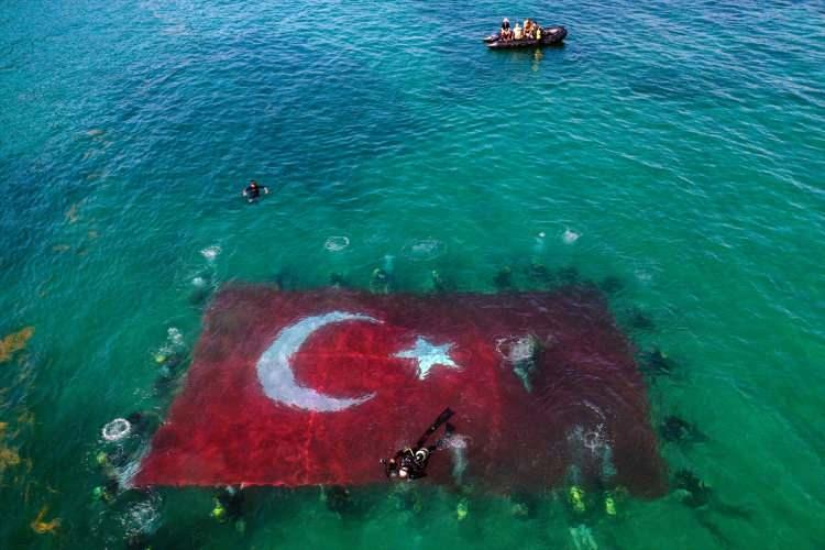 <p>"Denize ve su altına gönül veren misafirlerimiz, Atatürk'ün şu sözlerini hatırlatmak isterim. 'Denizciliği Türk'ün büyük milli ülküsü olarak düşünmeli ve onu en kısa zamanda başarmalıyız." Bu milli ülkü doğrultusunda bugün tüm engelleri aşarak yanımızda bulunan değerli dalgıç arkadaşlarımıza Büyük Zafer'in yüzüncü yılı anısına çok güzel bir dalış gerçekleştireceğiz. Öncelikle bu cesareti gösteren tüm dalgıç arkadaşlarımı yürekten tebrik ediyorum. Bu dalışta 100. yıl anısına tam 100 metrekare büyüklüğündeki Türk bayrağını su altında açarak bir ilki gerçekleştireceğiz. 30 Ağustos Zafer Bayramımız kutlu olsun."</p>

<p> </p>
