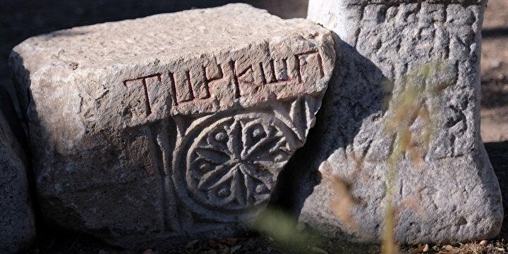 <p><strong>ANADOLU'DA BULUNAN İLK TÜRK YAZITI</strong></p>

<p>Keşfedilen eserin şimdiye kadar Anadolu'da bulunan ilk Türk yazıtı olduğunu ifade eden Doç. Dr. İlker Işık, “Türkopol yazısının bulunması bizim için çok önemli. Türkopol, Türkçe karşılığı olarak Türkoğlu demek. Anadolu'da bu şekilde bulunan ilk yazıt niteliğinde. Önemi açısından da şöyle söyleyebiliriz; Türklerin burada varlığını gösteren bir delil bu. Savatra Antik Kenti ve çevresinde varlığının tespit edilmesi de bizim açımızdan çok önemli” diye konuştu.</p>

