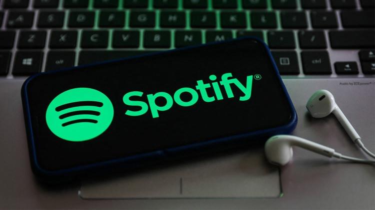 <p><strong>9. Spotify</strong></p>

<p>Spotify'da öğrenci e-postasını kullanarak üye olanlara 3 aylık ücretsiz premium tanımlıyor. 3 aydan sonra ise Spotify Premium servisinin ücretsi yalnızca 11 lira.</p>

<p>Spotify'ın normlade aylık ücreti 21 lira. Bu sayede yılda 120 lira cepte kalıyor. </p>
