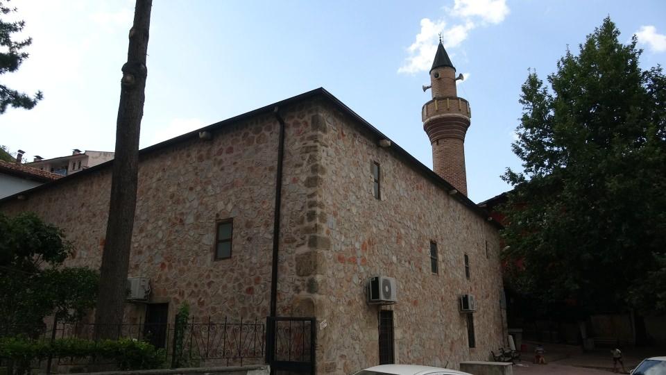 <p>1071 Malazgirt Zaferinden sonra bütün Anadolu'daki en eski cami olma özelliği bulunan Garipler cami, Buhara yakınlarında 1040 Karahanlılar tarafından yapılan Degaron Cami ile aynı plan tipine sahip. 14. yüzyılda yapılan mihrapta bir kitabe bulunan cami dört sütun, koridorlar, dikdörtgen mazgallı pencereler caminin belirgin özelliklerinden. Tarihi kaynaklarda Anadolu’nun İslamlaşmasında Garipler Camii'nin payının olduğu yer almaktadır.</p>
