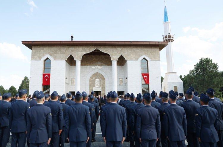 <p>Gazi Mustafa Kemal başta olmak üzere şehitleri rahmetle yad eden, gazilere Allah'tan şifa dileyen Erdoğan, şunları kaydetti:</p>

<p> </p>
