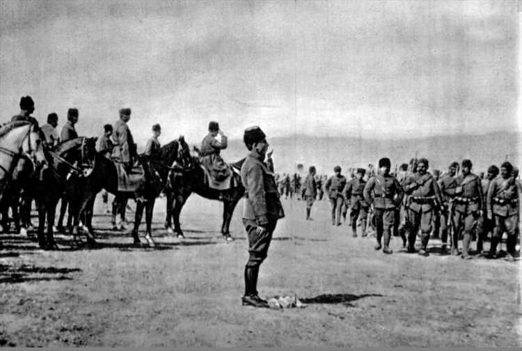 <p>Mustafa Kemal Atatürk 1 Nisan 1922'de Konya Ilgın'da denetim yaparken. </p>