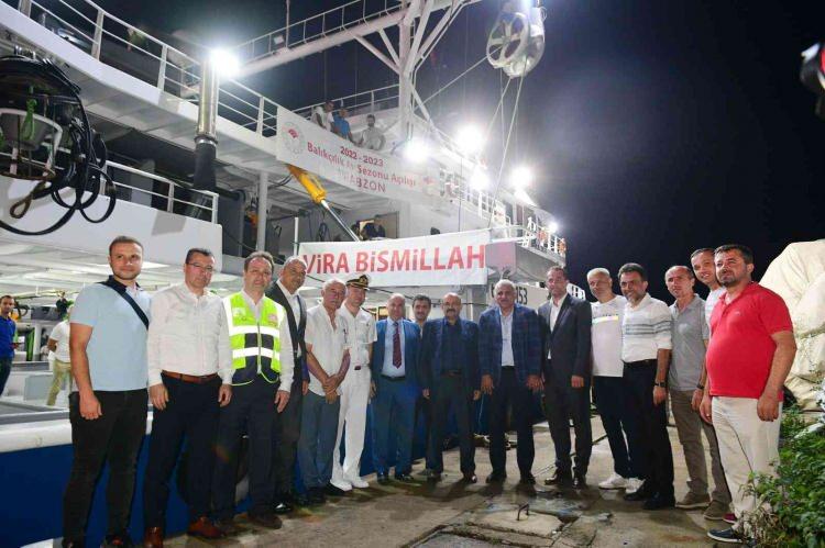 <p>Şehrimizde bine yakın irili, ufaklı balıkçı teknemiz mevcut. Bu akşam itibariyle bu teknelerimizin hepsi inşallah sezona başlayacak. Bu yıl Trabzon için çok güzel bir yıl. Herşeyin bol olduğu bir sezonu geçiriyoruz. Turizmde de aynı bollukları yaşadık. Tarımda da aynı bollukları yaşadık. Ben inanıyorum ki inşallah deniz ürünlerinde de, avcılıkta, balıkçılıkta güzel bir sezon geçecek. Allah bereketli kılsın" ifadelerini kullandı.</p>
