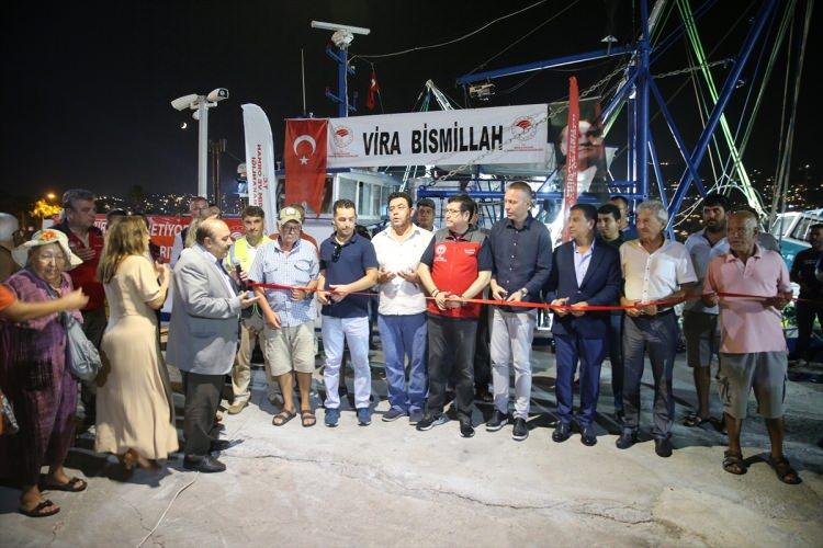 <p>Türkiye Su Ürünleri Kooperatifleri Merkez Birliği (SÜR-KOOP) Başkanı Ramazan Özkaya ise balıkçıların denizlerde 18 bin 796 tekneyle balıkçılık yaptığını, yılda 328 bin ton balık yakalayıp 1,5 milyar dolarlık ihracat yaparak ekonomiye katkı sağladığını kaydetti.</p>
<p> </p>