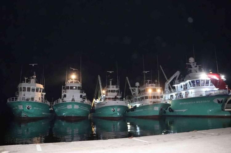 <p><strong>SAMSUN</strong></p>
<p>Samsun'da hazırlıklarını tamamlayan balıkçılar, av yasağının sona ereceği gece yarısından sonra "vira bismillah" diyerek denize açılacak.</p>