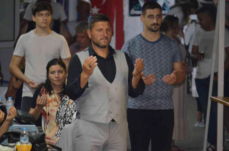 <p>Pehlivanoğlu, geceden itibaren balık&ccedil;ıların ekmek m&uuml;cadelesine başlayacaklarını dile getirerek, "İnşallah Allah'ın izniyle sabah limana bol palamutla d&ouml;nmek istiyoruz. " diye konuştu.</p>

<p>&nbsp;</p>
