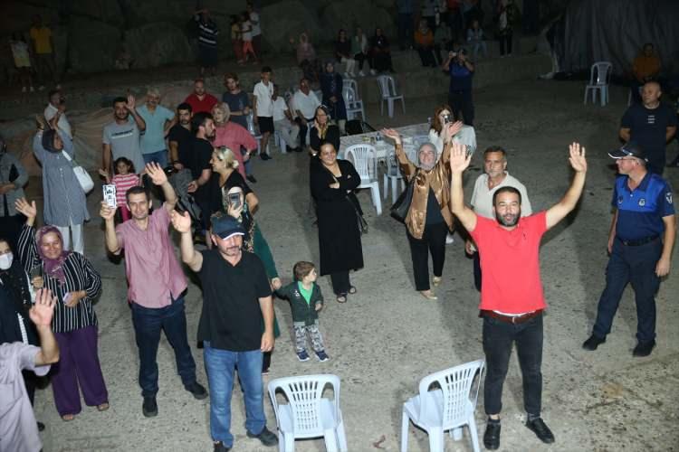 <p>Ordu Valiliği ile İl Tarım ve Orman M&uuml;d&uuml;rl&uuml;ğ&uuml; tarafından Yalık&ouml;y Balık&ccedil;ı Barınağı'nda d&uuml;zenlenen t&ouml;rene balık&ccedil;ılar aileleriyle geldi.</p>

<p>&nbsp;</p>
