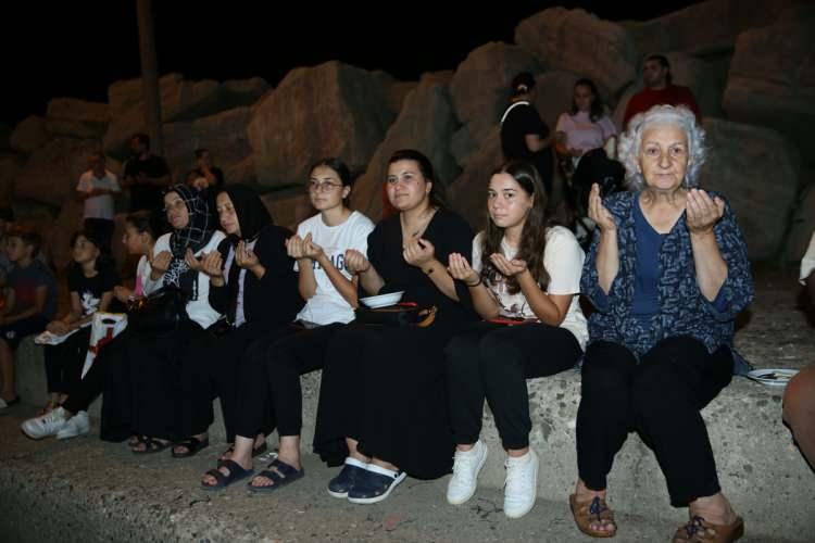 <p>Burada konuşan Vali Tuncay Sonel, bu gece yarısından sonra &uuml;lke genelinde balık avlanma yasağının kalkacağını belirterek, "Bu sezonun hem Ordulu balık&ccedil;ılarımıza hem de &uuml;lkemize hayırlı ve uğurlu olmasını temenni ediyorum." dedi.</p>

<p>&nbsp;</p>
