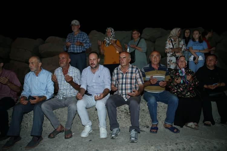 <p>Ekmeğini denizden kazanan t&uuml;m balık&ccedil;ılara bereketli bir sezon dileyen Vali Sonel, "İlimiz Ordu bu sene hem balda bereketli bir sezon, hem de fındıkta verimli bir sene ge&ccedil;iriyor. Maşallah bah&ccedil;elerimiz dolu dolu. Temennimiz ve Rabbimizden duamız inşallah balıkta da b&ouml;yle bereketli bir sezon ge&ccedil;iririz. Allah t&uuml;m balık&ccedil;ı kardeşlerimizin nasibini a&ccedil;ık eylesin." diye konuştu.</p>

<p>&nbsp;</p>
