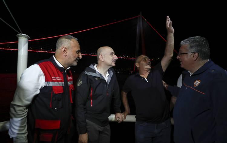 <p>"&Ouml;zellikle 40 bin civarındaki geminin ge&ccedil;iş yaptığı &ccedil;ok &ouml;nemli g&uuml;zergahlardan birisi. Bu &ouml;nemli trafik yoğunluğunun olduğu b&ouml;lgede balık&ccedil;ılarımız da &ouml;nemli bir işlevi yerine getiriyorlar. Tabii Kanal İstanbul'un planlaması aslında buradaki bu ihtiya&ccedil;larından doğan bir planlama. O y&uuml;zden hem bu k&uuml;resel lojistik, ticaret hacimlerinin artması hem Marmara Denizi'nde, Karadeniz'deki bekleme s&uuml;relerinin azaltılması, İstanbul Boğazı'nın y&uuml;k&uuml;n&uuml;n hafiflemesi gerekiyor.&nbsp;</p>
