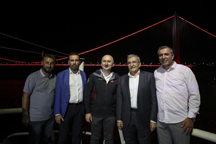 <p>"Biz T&uuml;rkiye olarak İstanbul Boğazı'ndan uğraksız ge&ccedil;enlerden fener, tahlisiye ve sağlık &uuml;creti alıyorduk. Onu da g&uuml;n&uuml;m&uuml;z koşullarına uyarlayarak yeni bir d&uuml;zenlemeyle faaliyete ge&ccedil;irmiş olduk. Tabii denizlerimiz bizim mavi vatanımız. Egemenlik sınırlarımızın devamı. O y&uuml;zden mavi vatanımızdaki g&uuml;c&uuml;m&uuml;z&uuml; de her ge&ccedil;en g&uuml;n pekiştiriyoruz. Hem balık&ccedil;ılarımızı destekliyoruz, onların daha kaliteli, g&uuml;venle hizmet verebilmesi i&ccedil;in &uuml;lkemizin d&ouml;rt bir tarafında kaliteli, konforlu balık&ccedil;ı barınakları yapıyoruz, yapmaya da devam edeceğiz. Ayrıca balık&ccedil;ı barınaklarımızdaki su seviyelerini artırmak i&ccedil;in de tarama gemilerimiz bedelsiz olarak balık&ccedil;ılarımıza hizmet etmek i&ccedil;in d&ouml;rt bir tarafta da &ccedil;alışıyorlar."</p>

<p>&nbsp;</p>
