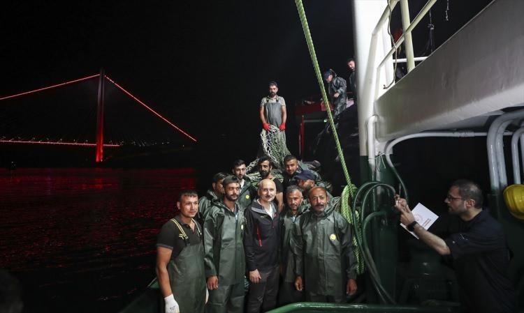 <p>T&uuml;rkiye'de, balık&ccedil;ılık, liman sekt&ouml;rlerinde, deniz ticaretinde ve gemi inşa sanayisinde &ccedil;ok &ouml;nemli gelişmeler bulunduğunu aktaran Karaismailoğlu, "D&uuml;nyanın balık&ccedil;ılık sekt&ouml;r&uuml;ndeki en b&uuml;y&uuml;k &uuml;lkeleri olan İzlanda, İrlanda, İngiltere gibi &uuml;lkelere balık&ccedil;ılık avlama ve balık taşıma tekneleri ihra&ccedil; ediyoruz. Yine yat gemilerinde de &uuml;lkemiz d&uuml;nyanın &ouml;nc&uuml;lerinden bir tanesi. B&uuml;t&uuml;n sekt&ouml;rlerle birlikte denizcilik sekt&ouml;r&uuml;nde varlığımızı b&uuml;t&uuml;n d&uuml;nyaya hissettiriyoruz. Bundan sonra da bunlar devam edecektir. " dedi.</p>
