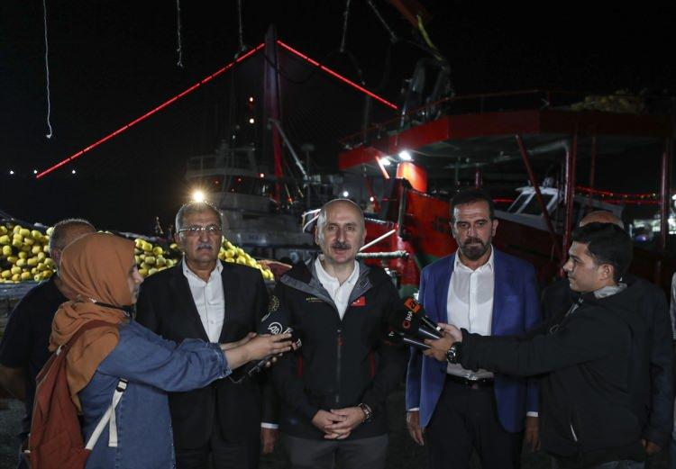 <p>Yeni sezonun hayırlı olmasını dileyen Karaismailoğlu, s&ouml;zlerini "Pruvanız neta, d&uuml;meniniz viya, r&uuml;zgarınız kolayına, bahtınız a&ccedil;ık olsun. Allah'a emanet olun." diye tamamlayarak balık&ccedil;ılarla denize a&ccedil;ıldı.</p>

<p>&nbsp;</p>
