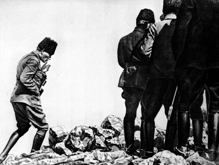<p>26 Ağustos 1922'de Mustafa Kemal Atatürk, Büyük Taaruz sabahı Afyon Kocatepe'de. </p>