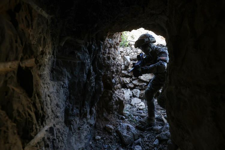 <p><strong>- "Milletimizin gözü arkada kalmasın, bizler buradayız"</strong></p>

<p>Üs Bölgesi Komutanı Üsteğmen Tuğlan Çilenger, AA muhabirine, Pençe Kaplan Harekatı bölgesindeki Kumartepe Üs Bölgesi'nde bulunduklarını söyledi.</p>

<p> </p>
