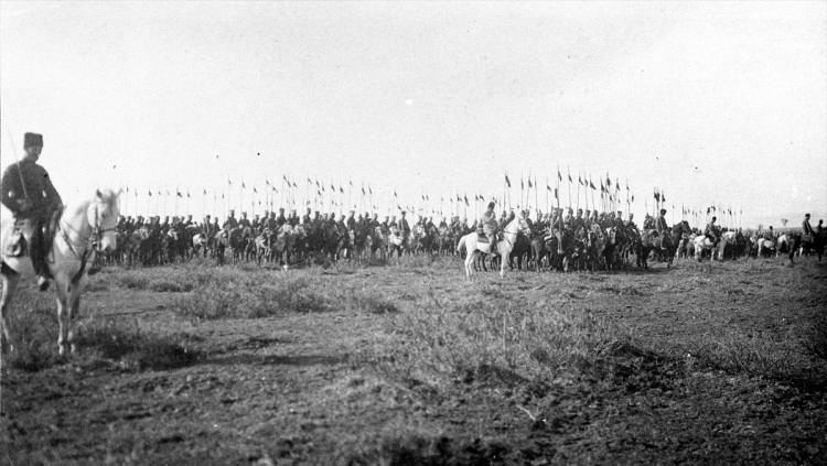 <p> 1 Nisan 1922'de Büyük Taarruz öncesi Ilgın'da düzenlenen ve Mustafa Kemal Paşa'nın da izlediği manevralara katılan süvariler.</p>