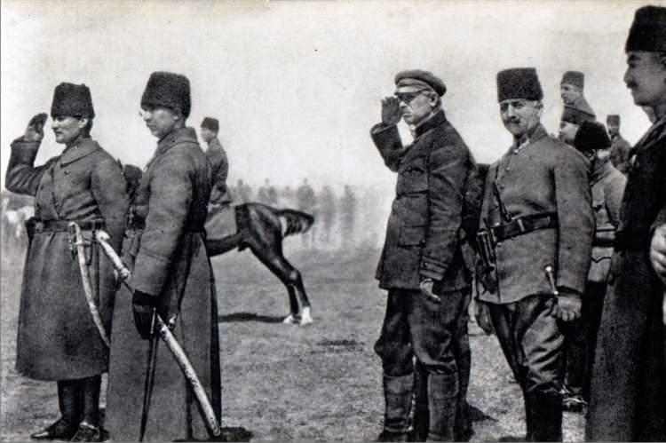 <p>Mustafa Kemal Atatürk, İsmet İnönü ile birlikte 1 Nisan 1922'de Konya Ilgın'da denetim yaparken. </p>