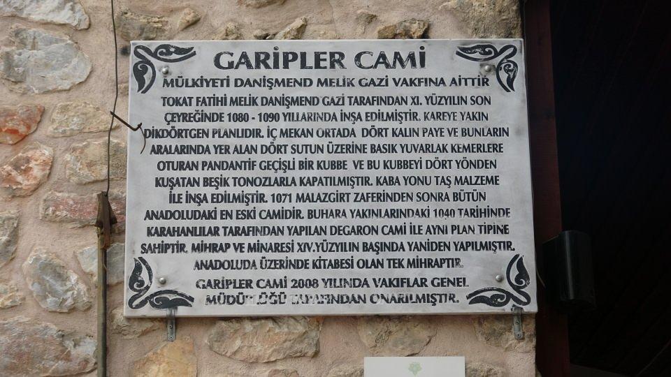 <p>Tarihin birçok dönemine ev sahipliği yapan Tokat’ta, Anadolu'nun ilk Türk Camilerinden Garipler Camii dikkat çekiyor. Caminin kitabesinde, Melik Danişmend Gazi tarafından 11. yüzyılın son çeyreğinde (1080-1090) inşa ettirildiği bilgisi yer alıyor. </p>

<p> </p>
