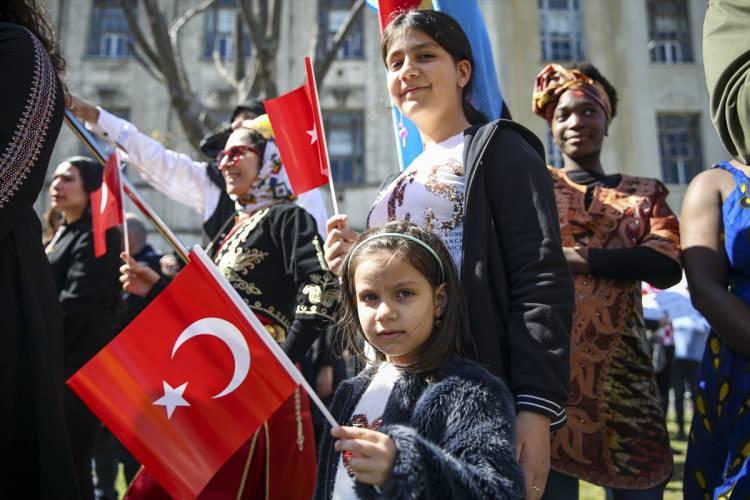 <p>Bayat, YEE'nin etkinliklerine dikkati çekerek, "Standımızı ziyaret eden katılımcılar, çoğunlukla Türkçe kurslarına ilişkin sorular yönelttiler. Böylece Türk dizileri üzerinden Türk kültürü ve diline ilgi duyan insanların, hem bu alanda kendilerini doğru kaynaktan geliştirebilecekleri bir kapı aralamış olduk hem de toplumlar arasındaki bağın güçlenmesine katkıda bulunduk." şeklinde konuştu.</p>