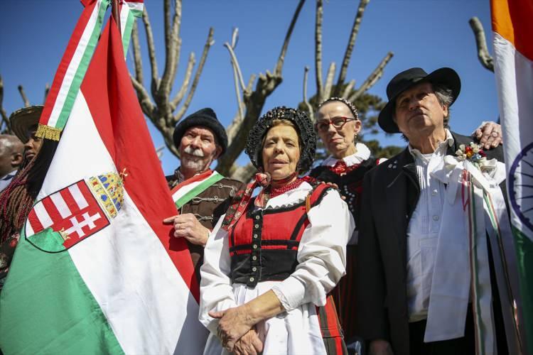 <div>- TARKAN DİNLEDİ, TÜRKİYE'YI MERAK ETTİ</div>
<div> </div>
<div>Türkiye standını ziyaret eden Arjantinli Estela Alfonzo, AA muhabirine, "Sunum çok güzel, Türkiye'nin standı olması çok hoşuma gitti. Bu tür etkinlikler bizi bir araya getiriyor ve her ülkenin, özellikle de Türkiye'nin ne tür güzelliklerinin olduğunu görmemizi sağlıyor." dedi.</div>