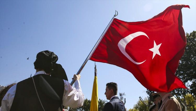 <p>Üzerinde Türkiye yazılı tişört giyen ve ay yıldızlı kolye takan Estela, Türkiye'ye olan ilgisinin bir şarkı ile başladığını belirterek, "Türkçeyi daha önce hiç duymamıştım. Youtube'da Tarkan'ın bir şarkısını buldum ve o şarkı sayesinde Türkçe ile ilgilenmeye başladım. Türk kültürünü keşfettim, Türkiye'den insanlarla tanıştım, 2 kez Türkiye'ye gittim, çok güzel yerler tanıdım." diye konuştu.</p>