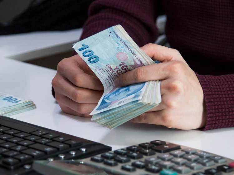 <p>SSK veya Bağ-Kur'dan emekli oluyorsanız, e-Devlet üzerinden veya SGK İl/İlçe Müdürlükleri'ne emeklilik başvurusunda bulunurken dolduracağınız Tahsis Talep ve Beyan Taahhüt Belgesi'nde maaşınızın yatırılacağı banka tercihini belirtebilirsiniz.</p>