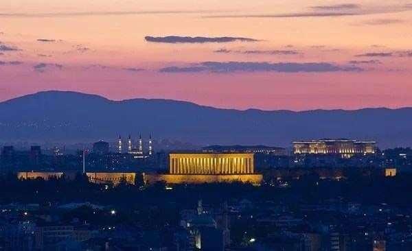 <p><strong>5- Ankara</strong></p>
<p>Başkent Ankara, 2 milyon 43 bin 873 nüfusuyla Türkiye'nin en kalabalık beşinci kenti olacaktı.</p>