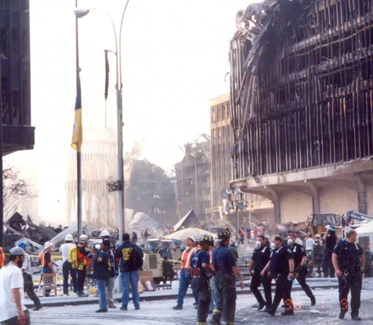 <p>Sadece ABD'de değil, dünyanın birçok yerinde kamu binaları ve kalabalıkların olduğu yerlerin güvenlik önlemleri artırıldı.</p>
