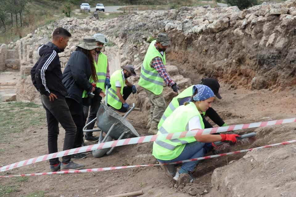 <p>Dört Nehir Kilisesi'nin 50 metre kadar güneyinde ilk defa geçen sene yapılan kazılarda bulunan, satır ve ok ucu gibi eserlere rastlanan kare planlı yapıda, son olarak 1600 yıllık kantar ağırlığı gün yüzüne çıkarıldı.</p>
<p> </p>