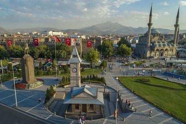 <p><strong>19- Kayseri</strong></p>
<p>Herkes kendi memleketinde yaşıyor olsaydı Kayseri, 1 milyon 504 bin 413 nüfusuyla 19. kalabalık şehir olacaktı.</p>