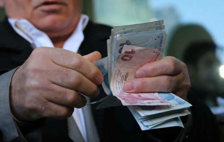 <p><strong>Taahhüdüm var, ancak kampanyalardan yararlanmak istiyorum. Bankamı değiştirebilir miyim?</strong><br />
<br />
Banka promosyonunu aldıktan sonra daha cazip bir fırsat çıkarsa, bunu değerlendirmeniz mümkün. Bunun için sadece aldığınız promosyon ödemesinden kalan süreye ait kısmı iade etmeniz gerekiyor.</p>