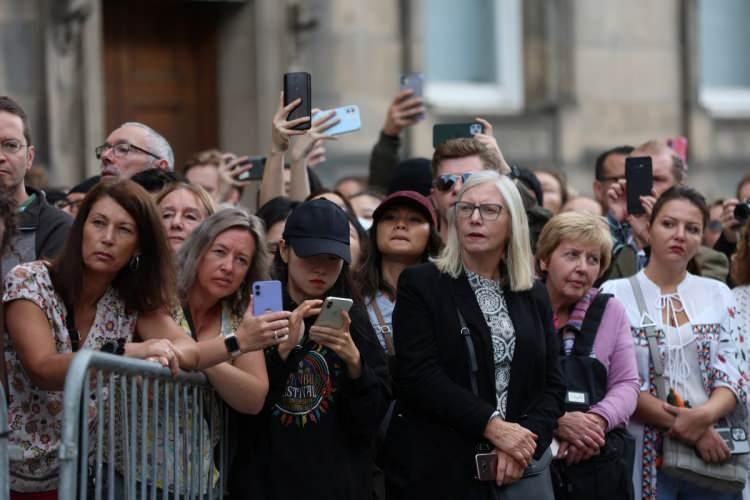 <p>İngiltere’nin yeni kralı olan Kral 3. Charles, Kraliçe’nin cenaze töreninin yapılacağı günün ülkede resmi tatil ilan edilmesine karar verdi.</p>
