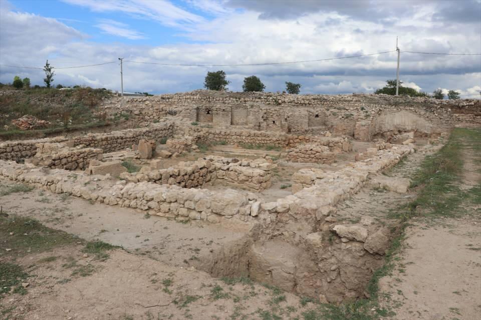 <p>Karabük Valiliğince ören yerine dönüştürülmesi için Kültür ve Turizm Bakanlığına başvuruda bulunulan antik kentten elde edilen bulgulardan taşınabilir olanlar, çevre illerdeki müzelere götürülüyor, taşınmazlar ise bulunduğu yerde korunuyor.</p>
<p> </p>