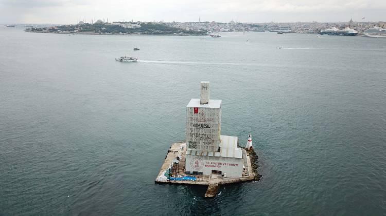 <p>Burada son derece dayanıklı bir malzeme kullanılacak. Ayrıca Kule'nin bayrak direği çelik bir direk ile değiştirilecek.</p>